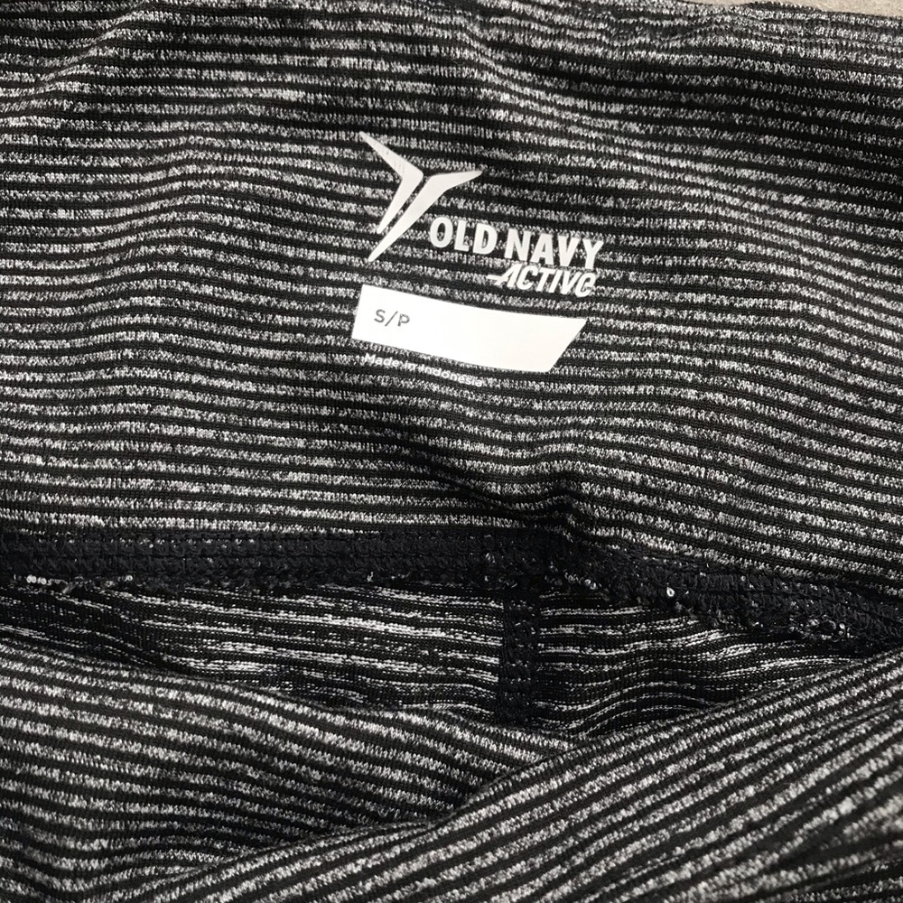 Old Navy Active Crop Leggings - Picture 4 of 8